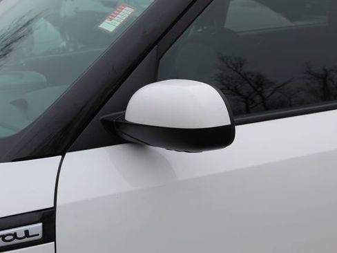 Used 2017 Kia Soul + image 12