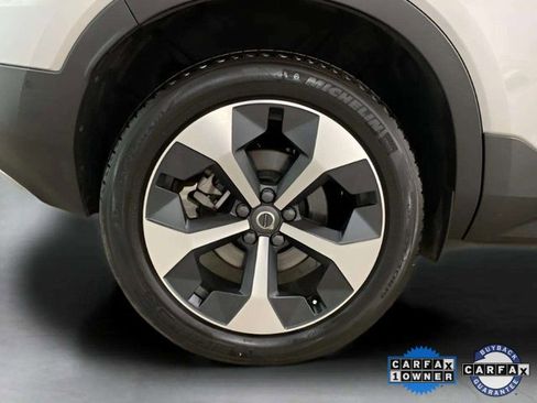 Used 2025 Volvo XC40 B5 Plus image 29