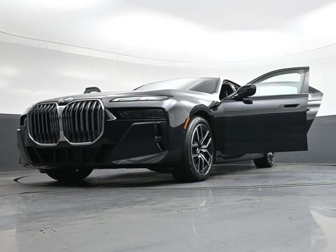 Used 2025 BMW 760i xDrive w/ Luxury Rear Seating Package image 39