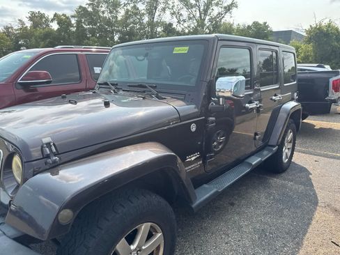 Used 2013 Jeep Wrangler Unlimited Sahara w/ Connectivity Group AWD/4WD image 21