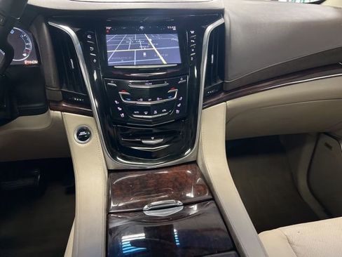 Used 2015 Cadillac Escalade Luxury AWD/4WD image 27