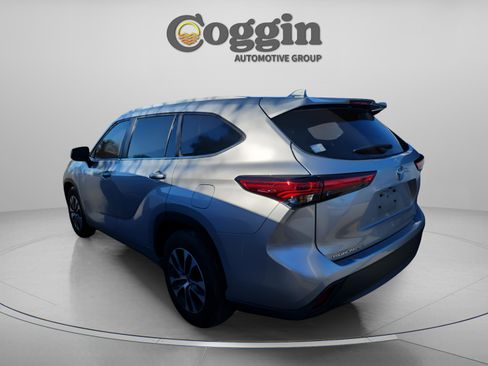 Used 2023 Toyota Highlander XLE image 2