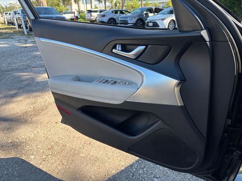 Used 2025 Genesis G70 2.5T image 20