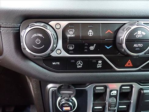 Used 2024 Jeep Gladiator Rubicon w/ Convenience Group AWD/4WD image 18