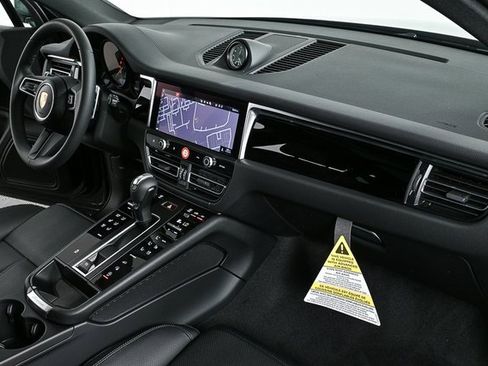 Certified 2025 Porsche Macan AWD image 24