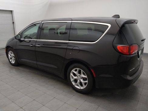 Used 2019 Chrysler Pacifica Touring Plus w/ Tire & Wheel Group FWD image 3