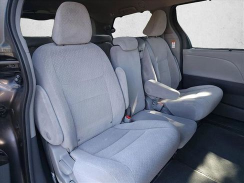 Used 2019 Toyota Sienna LE w/ Carpet Mat Package FWD image 17