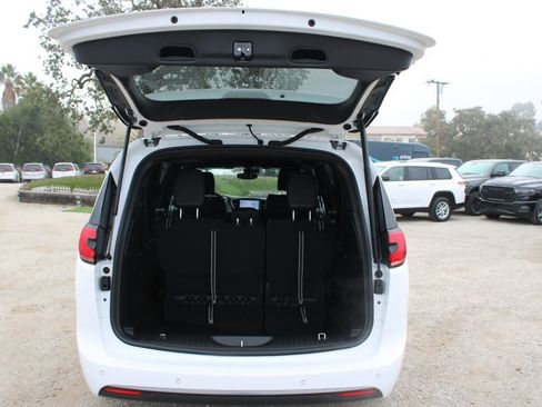 New 2026 Chrysler Pacifica Select image 32