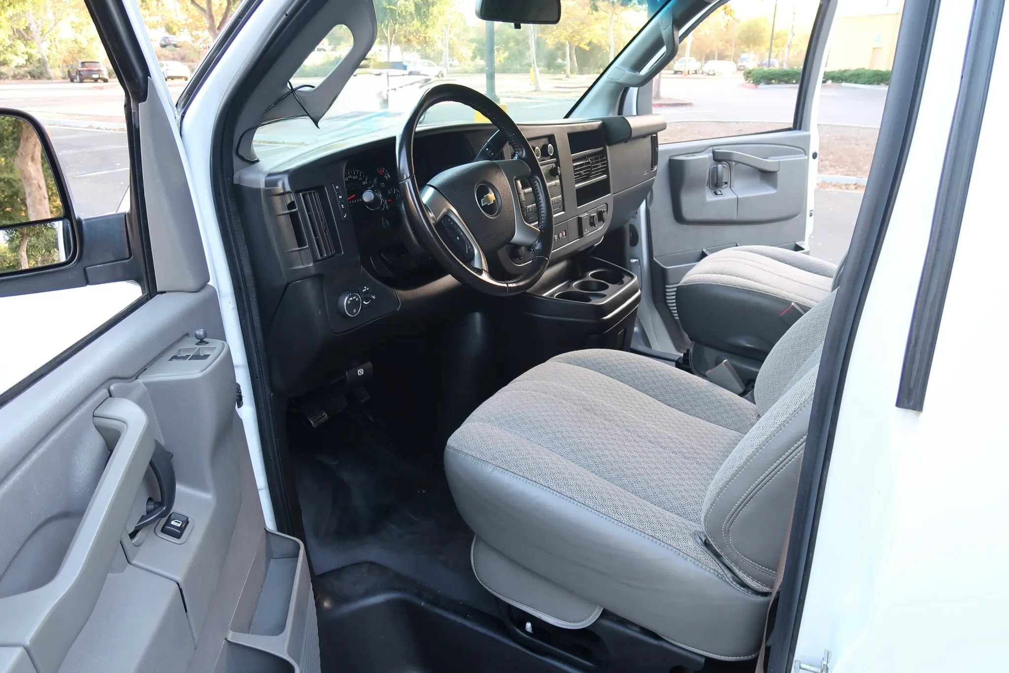 Used 2017 Chevrolet Express 2500 Extended RWD image 18