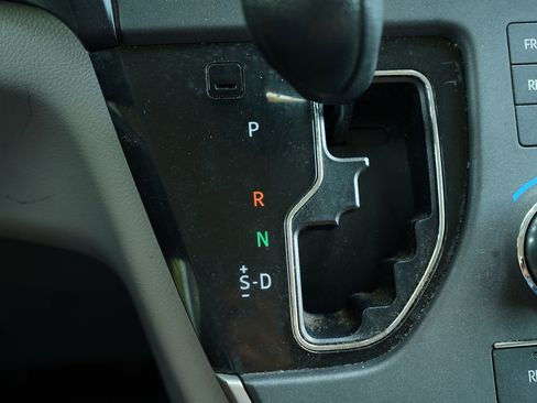 Used 2020 Toyota Sienna L image 28