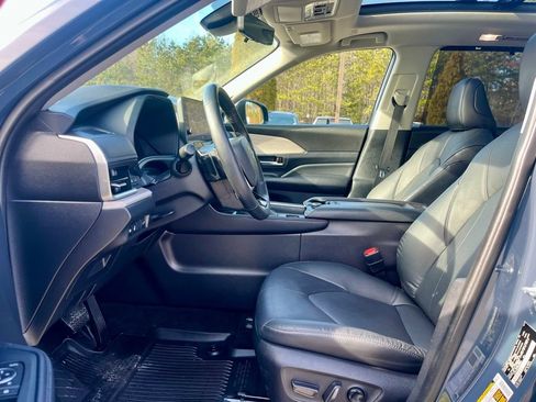 Used 2024 Toyota Grand Highlander Platinum image 11