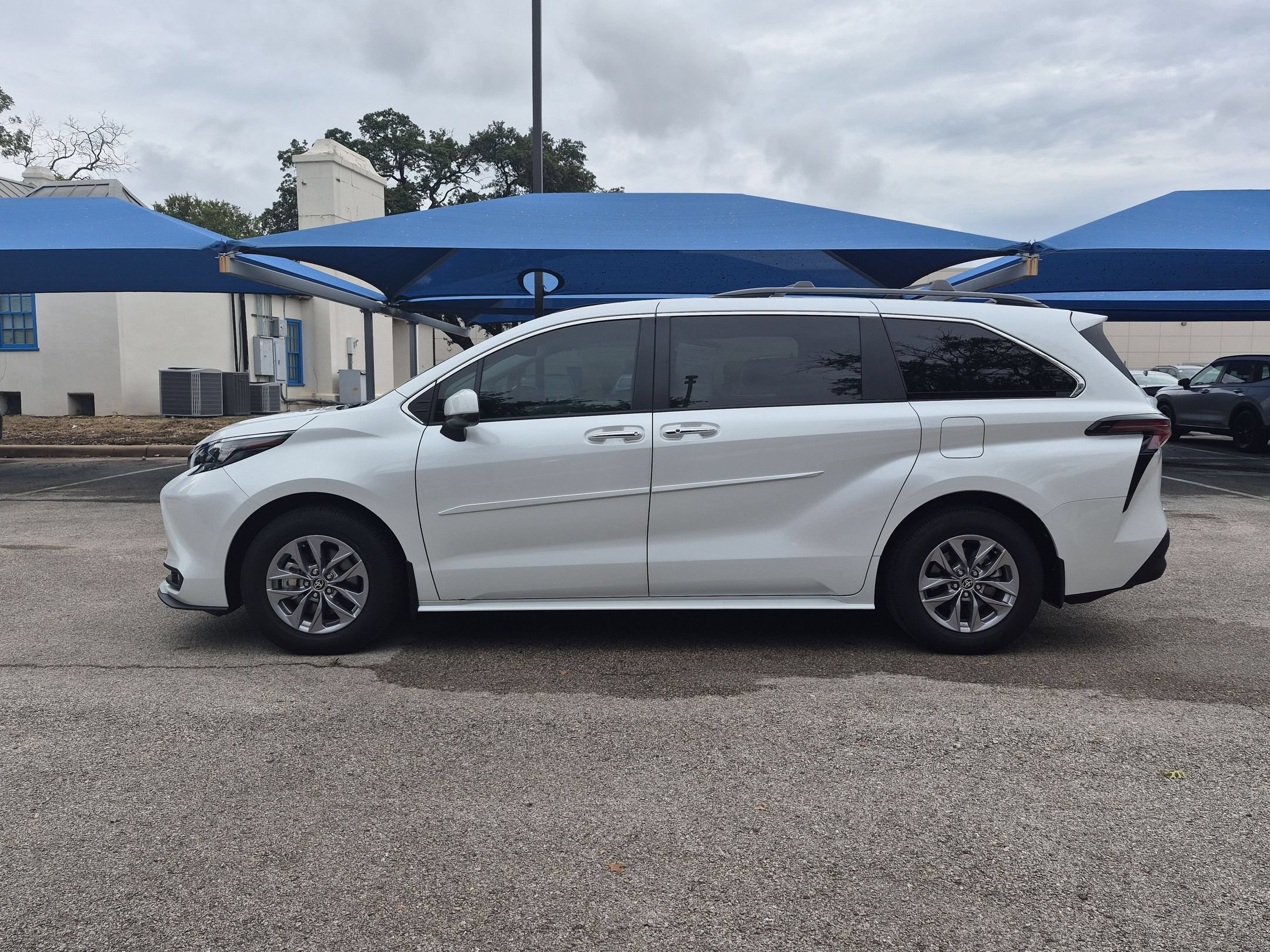 Used 2026 Toyota Sienna XLE FWD image 6