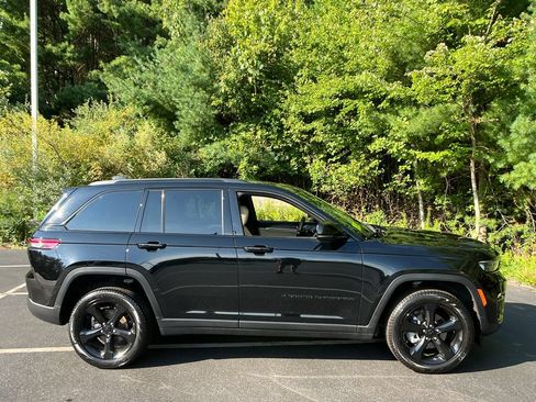 Used 2024 Jeep Grand Cherokee Limited w/ Black Appearance Package AWD/4WD image 6