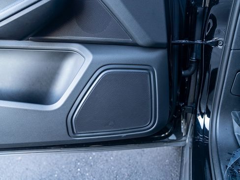 Certified 2025 Porsche Macan AWD/4WD image 19