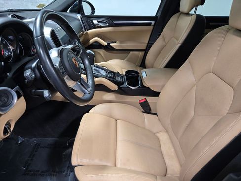 Used 2018 Porsche Cayenne Base image 9