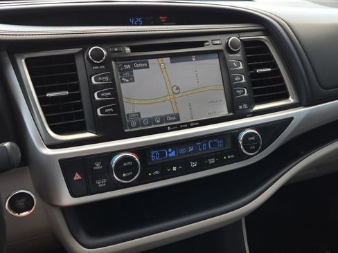 Used 2018 Toyota Highlander XLE image 17