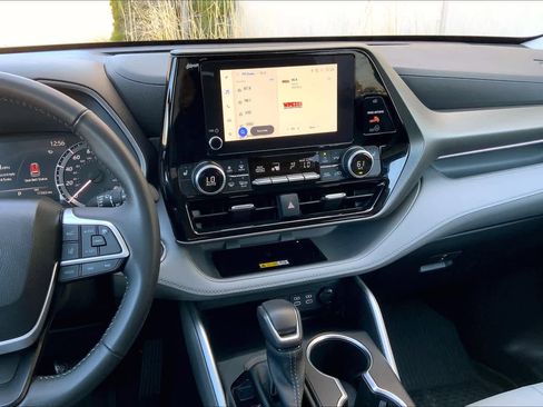 Used 2023 Toyota Highlander XLE AWD/4WD image 7