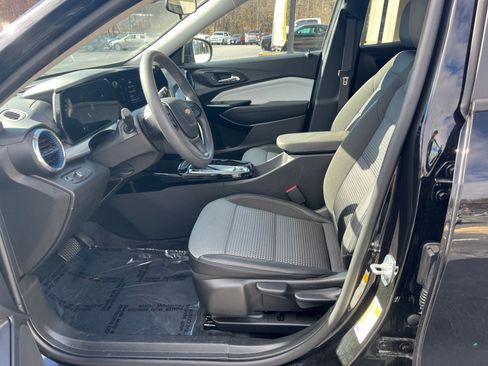 Used 2025 Chevrolet Trax LT image 21