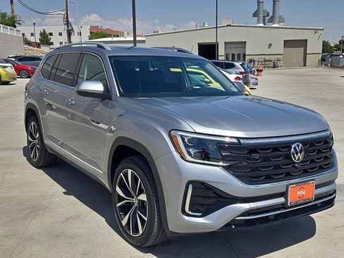 Used 2025 Volkswagen Atlas SEL Premium R-Line image 2