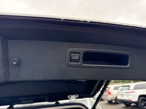 Used 2023 Toyota Highlander XLE FWD image 34
