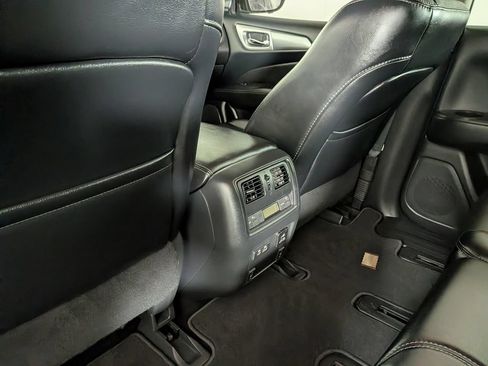 Used 2019 Nissan Pathfinder SL AWD/4WD image 32