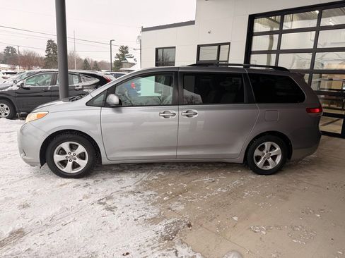 Used 2011 Toyota Sienna LE image 4
