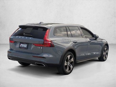 Used 2022 Volvo V60 T5 Cross Country image 5