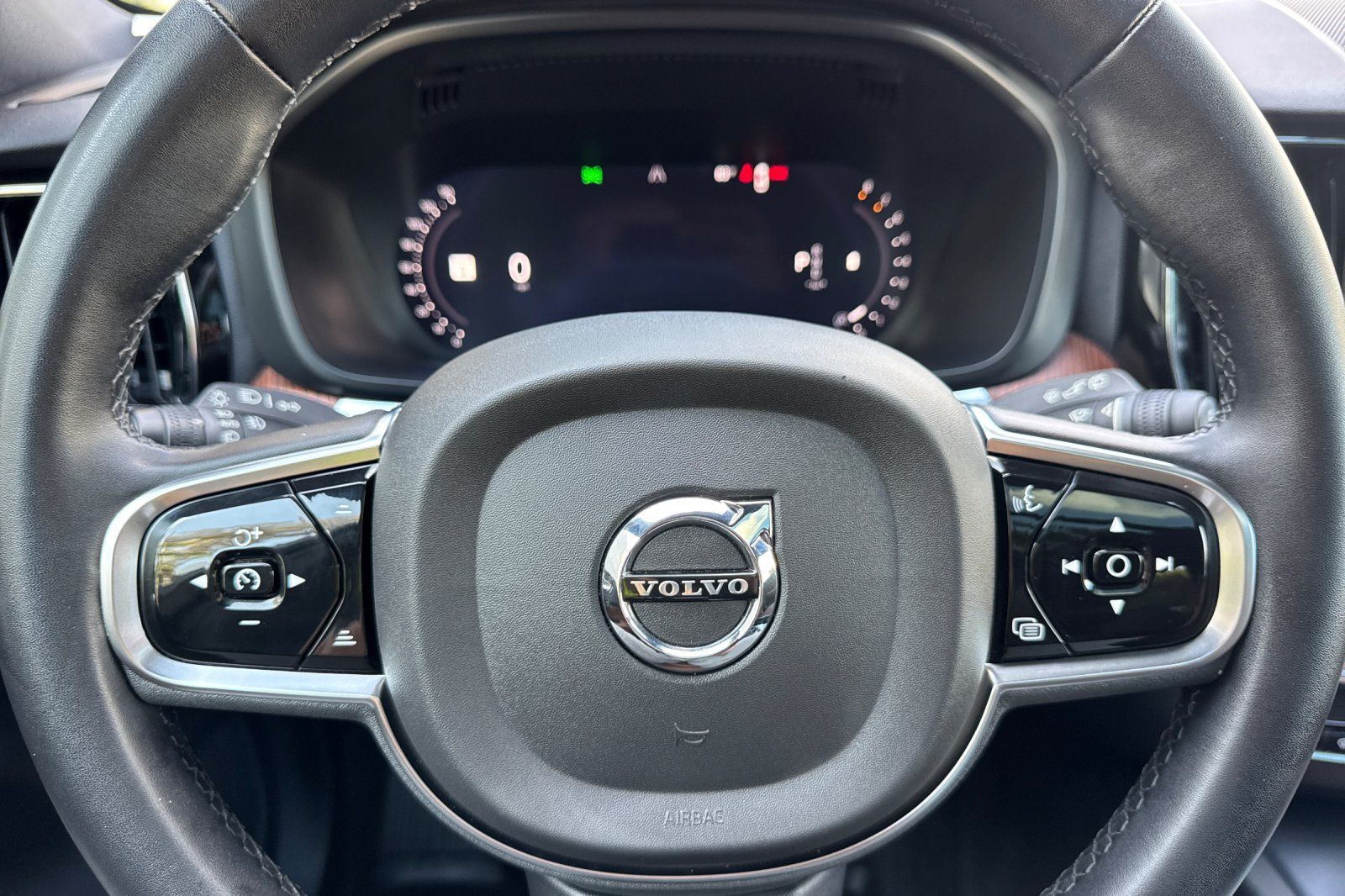 Certified 2023 Volvo XC60 B5 Plus w/ Protection Package Premier FWD image 28