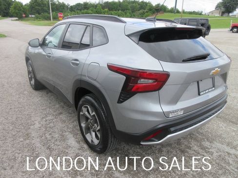 Used 2026 Chevrolet Trax LT FWD image 4