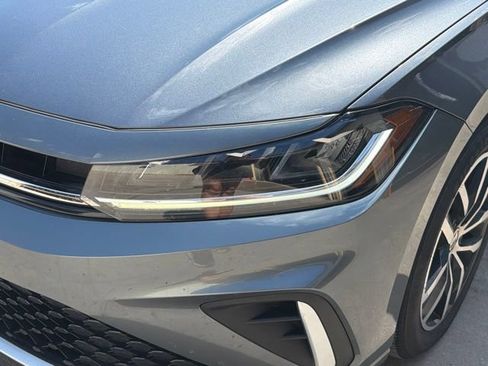 Used 2025 Volkswagen Jetta SE FWD image 9
