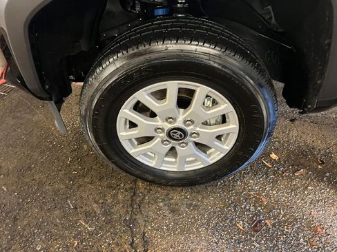 Certified 2025 Toyota Tacoma TRD Off-Road image 31