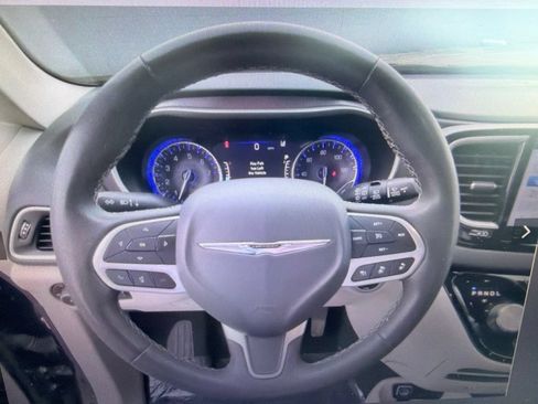 Used 2024 Chrysler Pacifica Touring-L FWD image 9
