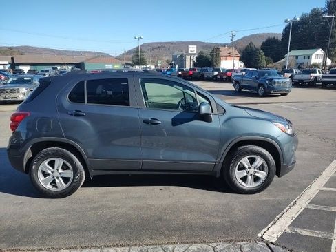 Used 2022 Chevrolet Trax LT w/ LT Convenience Package image 4