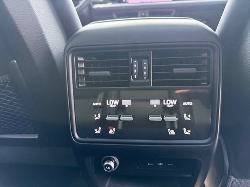 Used 2025 Porsche Cayenne AWD/4WD image 31
