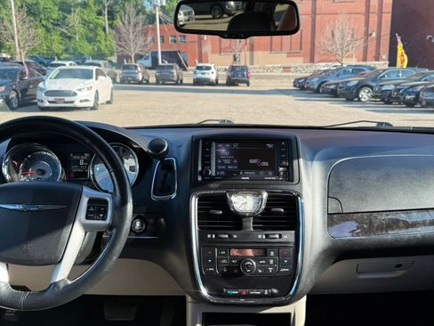 Used 2016 Chrysler Town & Country Touring w/ Driver Convenience Group FWD image 16