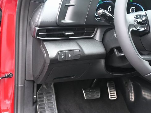 Certified 2025 Hyundai Elantra Sport image 19