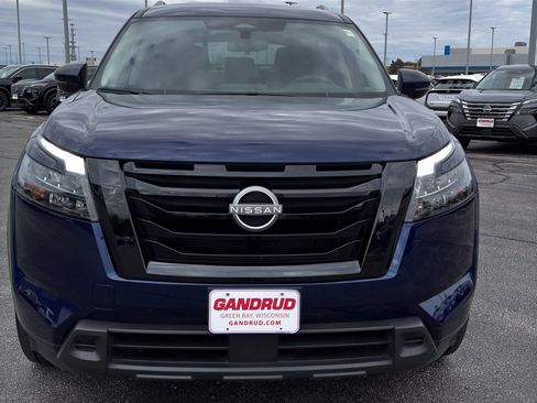 Certified 2025 Nissan Pathfinder SV image 3