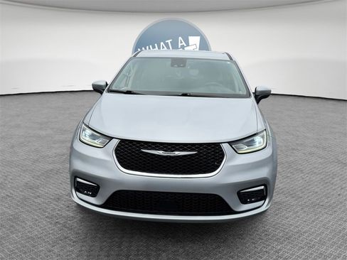 Used 2023 Chrysler Pacifica Touring-L image 9