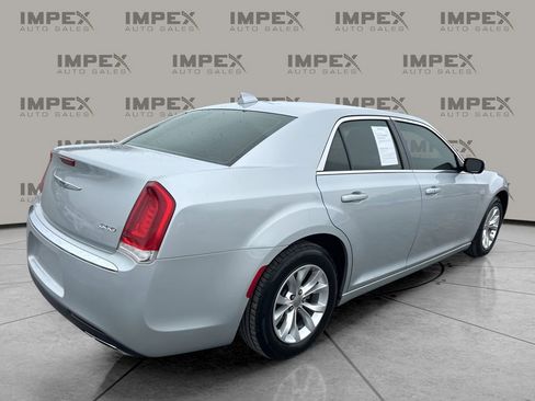 Used 2022 Chrysler 300 Touring image 5
