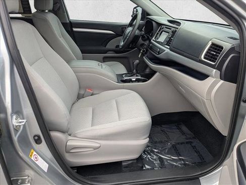 Used 2019 Toyota Highlander LE image 18
