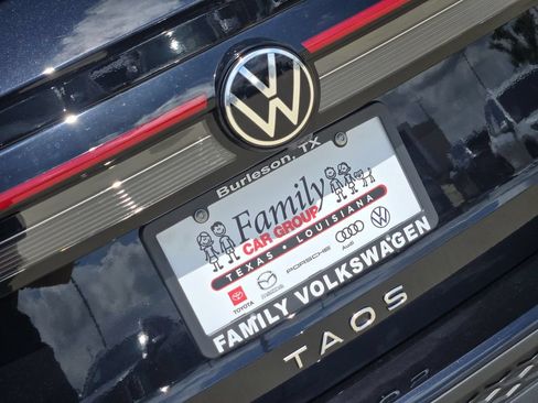 New 2026 Volkswagen Taos SE FWD image 8