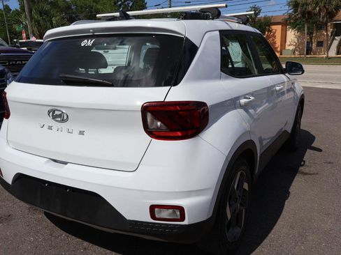 Used 2022 Hyundai Venue SEL FWD image 8