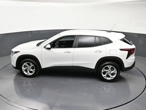 Certified 2025 Chevrolet Trax LS w/ LS Convenience Package FWD image 17