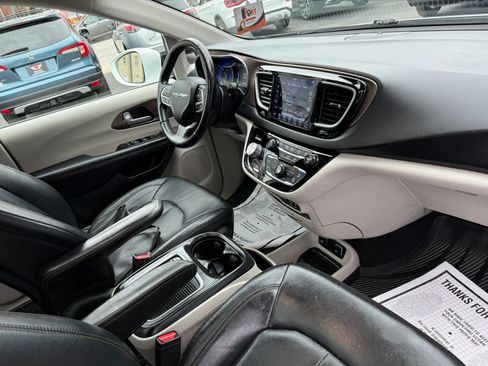 Used 2018 Chrysler Pacifica Touring-L Plus w/ Advanced Safetytec Group FWD image 16