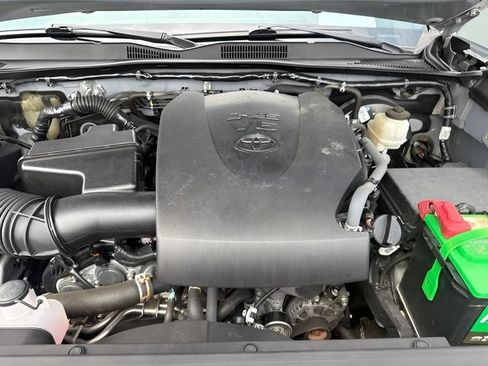 Used 2019 Toyota Tacoma TRD Sport AWD/4WD image 34