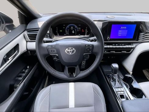 Used 2025 Toyota Camry SE w/ Convenience Package FWD image 6