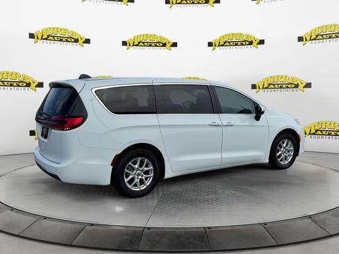 Used 2023 Chrysler Pacifica Touring-L FWD image 5