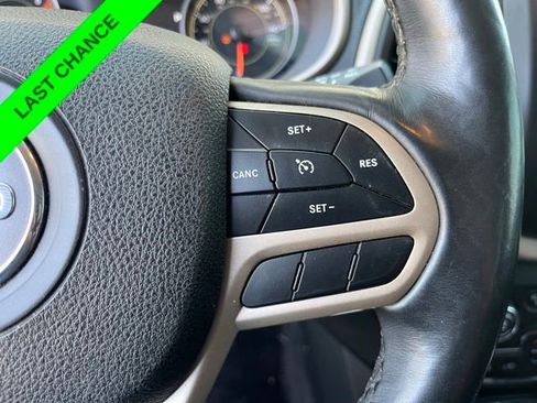 Used 2018 Jeep Cherokee Limited FWD image 18