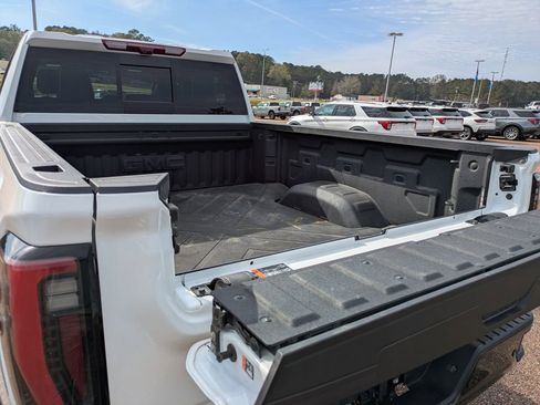 Used 2025 GMC Sierra 2500 AT4X image 7