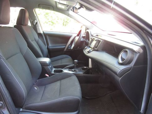 Certified 2018 Toyota RAV4 LE AWD/4WD image 18